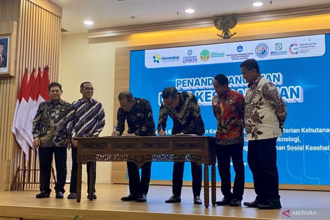 
					Menteri Koperasi Teken MoU Lintas Kementerian Perkuat Koperasi Merah Putih